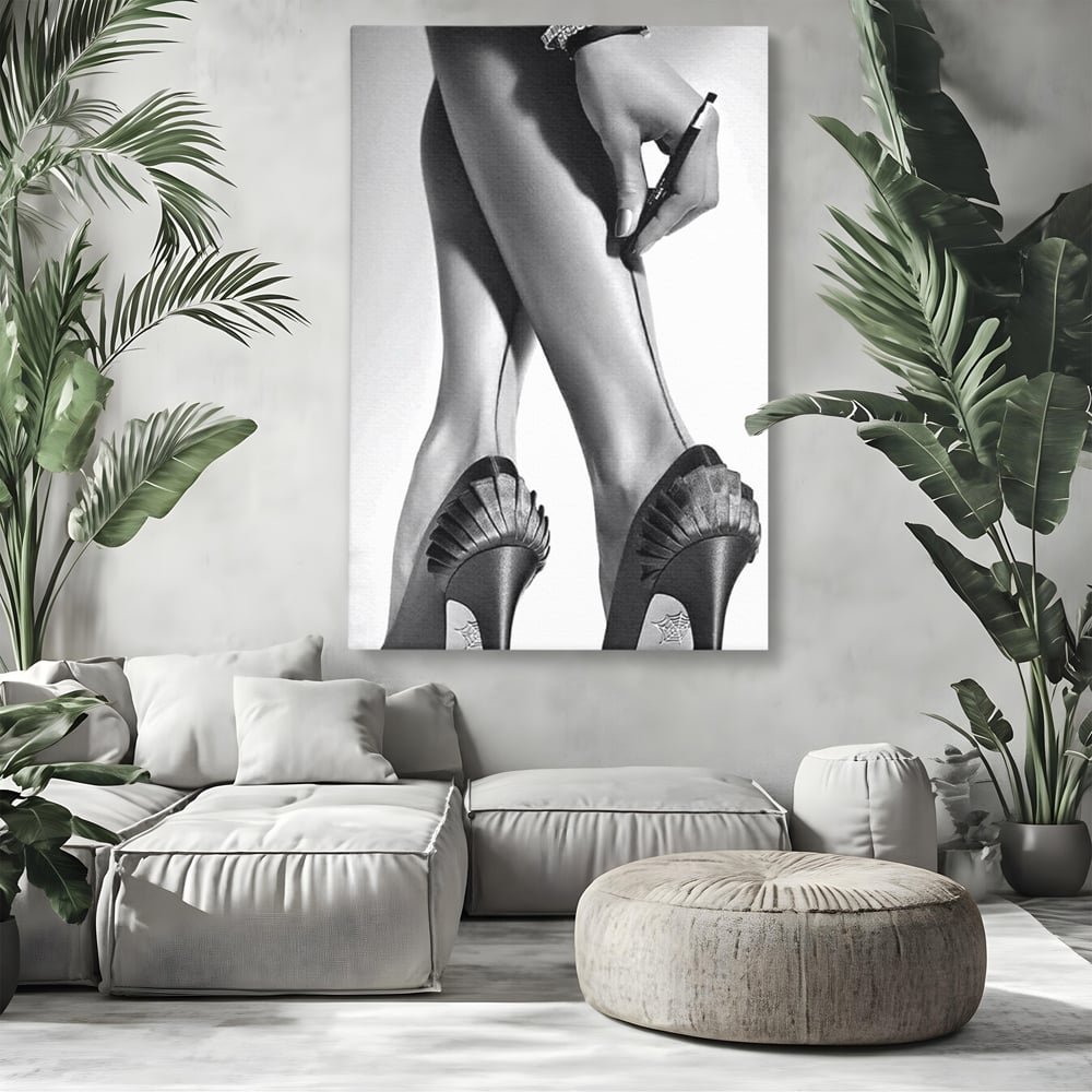 Tablou canvas cu tablou alb-negru picioare dama si pantofi cu toc, fara rama, pe sasiu de lemn, pe perete intr-un living